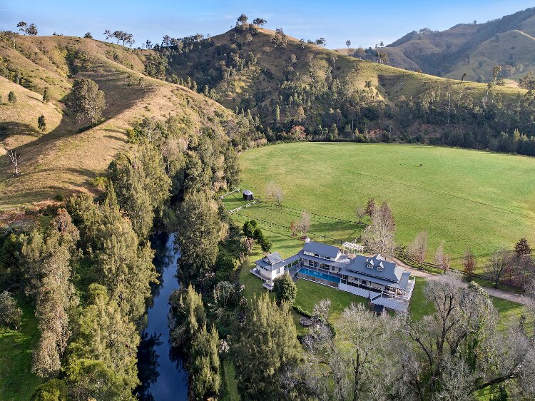 Country wedding estate on the Peterson River at Mount Rivers NSW