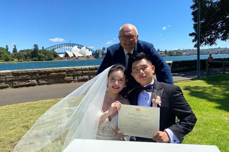 Simple ceremony on Sydney Harbour with Michael Janz