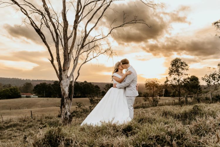 Wedding photographer Salty Oak captures a Bride & Groom in the Hunter Valley