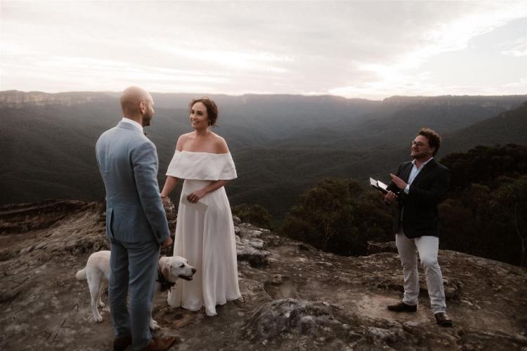 Blue Mountains Celebrant Oliver Thomson officiates cliff top wedding ceremonies